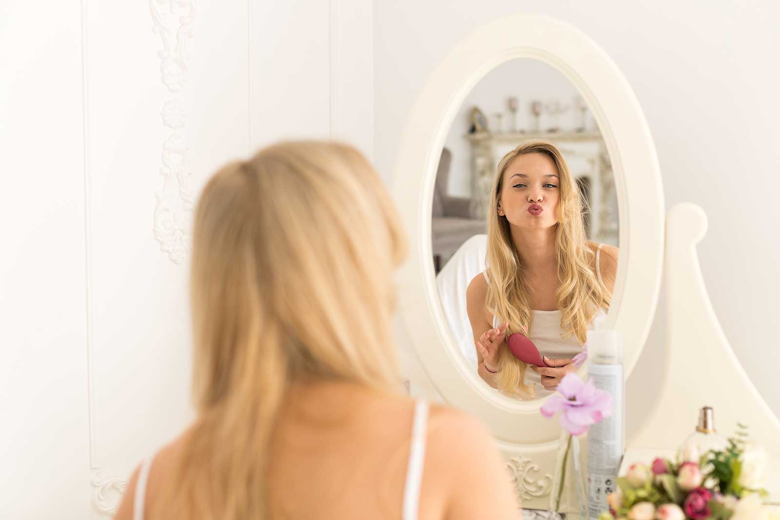 Блондинка отражение в зеркале